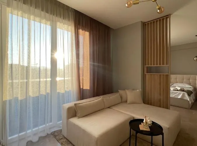 Square Modern Center