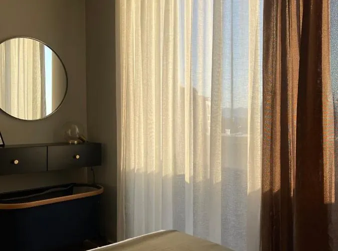 Square Modern Center *